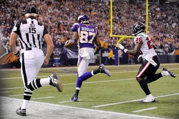 MINNEAPOLIS - NOVEMBER 02:  Bernard Berrian #87 of the Minnesota Vikings makes runs past Dunta Robinson #23 of the Houston Texans for a touchdown during the second quarter at the Hubert H. Humphrey Metrodome on November 2, 2008 in Minneapolis, Minnesota. 