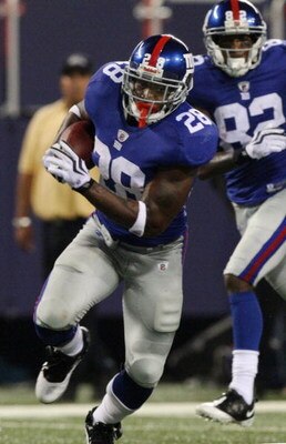 EAST RUTHERFORD, NJ - AUGUST 17:  Danny Ware #28 of the New York Giants runs for a touchdown against the Carolina Panthers during the preseason NFL game at Giants Stadium on August 17, 2009 in East Rutherford, New Jersey. (Photo by Jim McIsaac/Getty Image