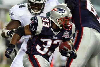 PHILADELPHIA - AUGUST 13:  Kevin Faulk #33 of the New England Patriots runs the ball against the Philadelphia Eagles on August 13, 2009 at Lincoln Financial Field in Philadelphia, Pennsylvania.  (Photo by Jim McIsaac/Getty Images)