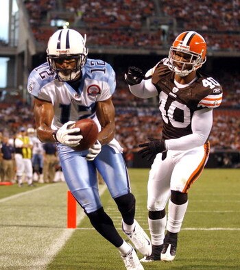 CLEVELAND - AUGUST 29:   Justin Gage #12 of the Tennessee Titans catches a touchdown in front of Rod Hood #40 of the Cleveland Browns at Cleveland Browns Stadium on August 29, 2009 in Cleveland, Ohio.  (Photo by Matt Sullivan/Getty Images)