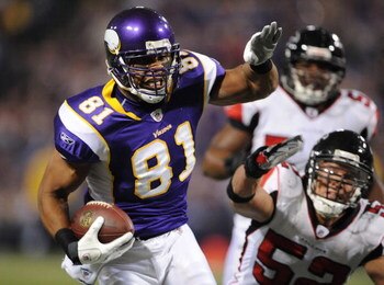 MINNEAPOLIS - DECEMBER 21:  Visanthe Shiancoe #81 of the Minnesota Vikings carries the ball during an NFL game against the Atlanta Falcons at the Hubert H. Humphrey Metrodome, on December 21, 2008 in Minneapolis, Minnesota.  (Photo by Tom Dahlin/Getty Ima