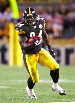 PITTSBURGH - AUGUST 29:  Running back Rashard Mendenhall of the Pittsburgh Steelers carries the ball in the first quarter for 2 yard gain during the game against the Buffalo Bills at Heinz Field on August 29, 2009 in Pittsburgh, Pennsylvania. (Photo by Gr