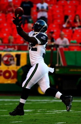 KANSAS CITY, MO - AUGUST 29: Edgerrin James #32 of the Seattle Seahawks warms up against the Kansas City Chiefs during their preseason game at Arrowhead Stadium on August 29, 2009 in Kansas City, Missouri. (Photo by Dilip Vishwanat/Getty Images)