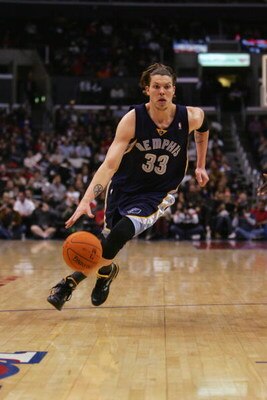 LOS ANGELES - NOVEMBER 29:  Mike Miller #33 of the Memphis Grizzlies drives during a game against the Los Angeles Clippers at Staples Center on November 29, 2006 in Los Angeles, California.  The Clippers defeated the Grizzlies 105-90.  NOTE TO USER: User 