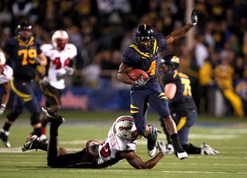 BERKELEY, CA - SEPTEMBER 05:  Jahvid Best #4 of the California Golden Bears avoids a tackled by Demetrius Hartsfield #50 of the Maryland Terrapins at California Memorial Stadium on September 5, 2009 in Berkeley, California.  (Photo by Ezra Shaw/Getty Imag