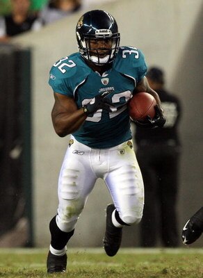 PHILADELPHIA - AUGUST 27:  Maurice Jones-Drew #32 of the Jacksonville Jaguars runs the ball against the Philadelphia Eagles during the preseason game at Lincoln Financial Field on August 27, 2009 in Philadelphia, Pennsylvania.  (Photo by Jim McIsaac/Getty