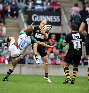 TWICKENHAM, ENGLAND - SEPTEMBER 5:  Joe Simpson of London Wasps attempts to collect the ball under pressure from Nick Evans of Harlequins during the Guinness Premiership Match between London Wasps and Harlequins at Twickenham Stadium on September 5, 2009 