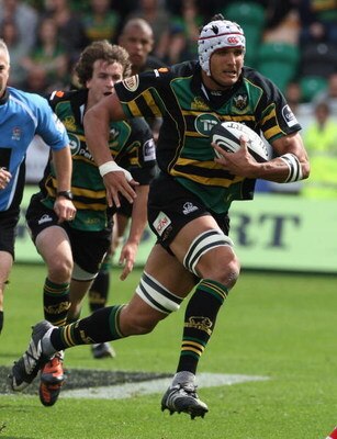 NORTHAMPTON, ENGLAND - SEPTEMBER 06:  Juandre Kruger of Northampton charges upfield during the Guinness Premiership match between Northampton Saints and Worcester Warriors at Franklin's Gardens on September 6, 2009 in Northampton, England.  (Photo by Davi