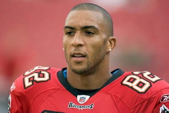 TAMPA, FL - SEPTEMBER 04:  Tight end Kellen Winslow #82 of the Tampa Bay Buccaneers warms up against the Houston Texans just prior to the start of the preseason game at Raymond James Stadium on September 4, 2009 in Tampa, Florida.  (Photo by J. Meric/Gett