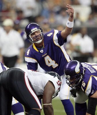 HOUSTON - AUGUST 31:  Quarterback Brett Favre #4 of the Minnesota Vikings motions for the receiver during the game against the Houston Texans at Reliant Stadium on August 31, 2009 in Houston, Texas.  (Photo by Bob Levey/Getty Images)