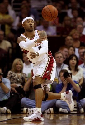 CLEVELAND - MAY 22: Mo Williams #2 of the Cleveland Cavaliers passes the ball during the first quarter against the Orlando Magic in Game Two of the Eastern Conference Finals during the 2009 Playoffs at Quicken Loans Arena on May 22, 2009 in Cleveland, Ohi
