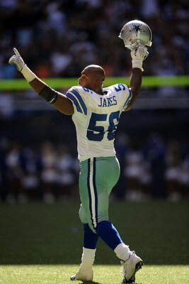 IRVING, TX - OCTOBER 26:  Linebacker Bradie James #56 of the Dallas Cowboys celebrates a 13-9 win against the Tampa Bay Buccaneers at Texas Stadium on October 26, 2008 in Irving, Texas.  (Photo by Ronald Martinez/Getty Images)