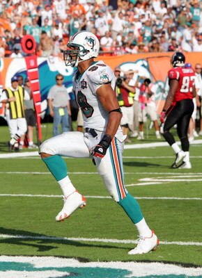 MIAMI - NOVEMBER 6:  Defensive end Jason Taylor #99 of the Miami Dolphins celebrates a sack against the Atlanta Falcons on November 6, 2005 at Dolphins Stadium in Miami, Florida. The Falcons defeated the Dolphins 17-10. (Photo by Paul Spinelli/Getty Image
