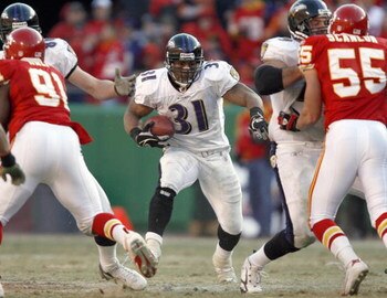KANSAS CITY, MO - DECEMBER 10: Jamal Lewis #31 of the Baltimore Ravens runs up the middle during the game against the Kansas City Chiefs at Arrowhead Stadium December 10, 2006 in Kansas City, Missouri. The Ravens beat the Chiefs 20-10. (Photo by Dilip Vis