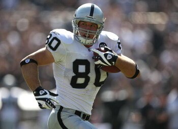 OAKLAND, CA - SEPTEMBER 28:  Zach Miller #80 of the Oakland Raiders runs for a touchdown against the San Diego Chargers during an NFL game on September 28, 2008 at McAfee Coliseum in Oakland, California.  (Photo by Jed Jacobsohn/Getty Images)