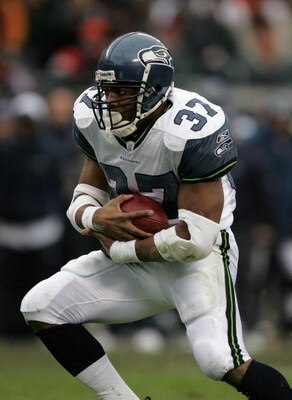 CHICAGO - JANUARY 14:  Shaun Alexander #37 of the Seattle Seahawks runs against the Chicago Bears during their NFC Divisional Playoff game on January 14, 2007 at Soldier Field in Chicago, Illinois.  (Photo by Jonathan Daniel/Getty Images)