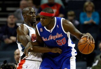 CHARLOTTE, NC - FEBRUARY 09:  Zach Randolph #50 of the Los Angeles Clippers backs down Emeka Okafor #50 of the Charlotte Bobcats during their game at Time Warner Cable Arena on February 9, 2009 in Charlotte, North Carolina. NOTE TO USER: User expressly ac