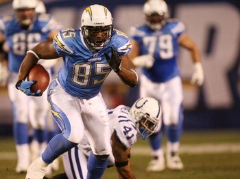 SAN DIEGO - JANUARY 03:  Antonio Gates #85 of the San Diego Chargers runs after a catch against the Indianapolis Colts during their AFC Wild Card Game on January 3, 2009 at Qualcomm Stadium in San Diego, California.  (Photo by Stephen Dunn/Getty Images)