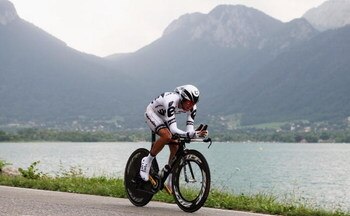 ANNECY, FRANCE - JULY 23:  Carlos Sastre of Spain and the Cervelo Test Team in action on stage 18 of the 2009 Tour de France, a 40km Time Trial around Lake Annecy, on July 23, 2009 in Annecy, France.  (Photo by Bryn Lennon/Getty Images)