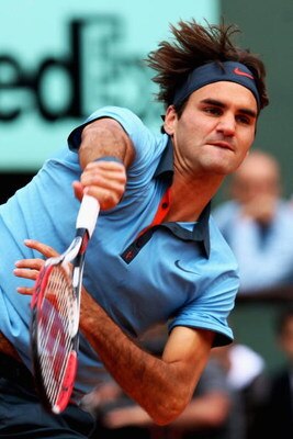 PARIS - JUNE 07:  Roger Federer of Switzerland serves during the Men's Singles Final match against Robin Soderling of Sweden on day fifteen of the French Open at Roland Garros on June 7, 2009 in Paris, France.  (Photo by Ryan Pierse/Getty Images)