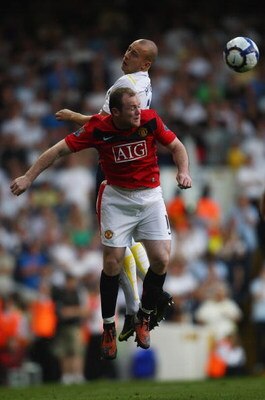 LONDON, ENGLAND - SEPTEMBER 12:  Wayne Rooney of Manchester United battles with Alan Hutton of Tottenham Hotspur during the Barclays Premier League match between Tottenham Hotspur and Manchester United at White Hart Lane on September 12, 2009 in London, E