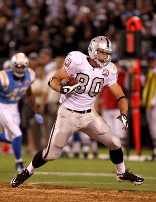 OAKLAND, CA - SEPTEMBER 14:  Zach Miller #80 of the Oakland Raiders runs with the ball during their game against the San Diego Chargers on September 14, 2009 at the Oakland-Alameda County Coliseum in Oakland, California.  (Photo by Ezra Shaw/Getty Images)