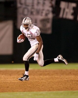 OAKLAND, CA - SEPTEMBER 14:  Johnnie Lee Higgins #15 of the Oakland Raiders runs with the ball during their game against the San Diego Chargers on September 14, 2009 at the Oakland-Alameda County Coliseum in Oakland, California.  (Photo by Ezra Shaw/Getty