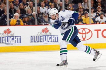 BUFFALO - OCTOBER 17:  Ryan Kesler #17 of the Vancouver Canucks passes the puck during the game against the Buffalo Sabres on October 17, 2008 at HSBC Arena in Buffalo, New York. (Photo by: Rick Stewart/Getty Images)