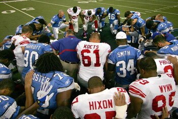 EAST RUTHERFORD, NJ - DECEMBER 21:  Quarterback Eli Manning #10 of the New York Giants talks to his team in a huddle before a play against the Carolina Panthers on December 21, 2008 at Giants Stadium in East Rutherford, New Jersey.  (Photo by Chris McGrat