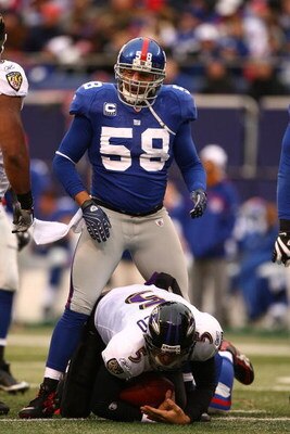 EAST RUTHERFORD, NJ - NOVEMBER 16:  Antonio Pierce #58 of the New York Giants sacks Joe Flacco #5 of the Baltimore Ravens during their game on November 16, 2008 at Giants Stadium in East Rutherford, New Jersey.  (Photo by Al Bello/Getty Images)