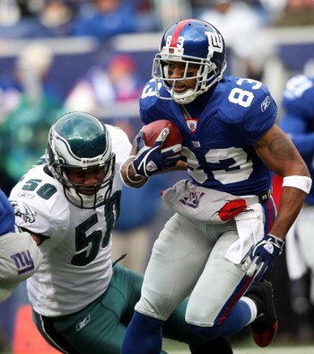 EAST RUTHERFORD, NJ - DECEMBER 07: Sinorice Moss #83 of the New York Giants returns a kickoff against the Philadelphia Eagles at Giants Stadium on December 7, 2008 in East Rutherford, New Jersey.  (Photo by Nick Laham/Getty Images)