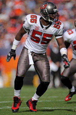 DENVER - OCTOBER 05: Linebacker Derrick Brooks #55 of the Tampa Bay Buccaneers defends against the Denver Broncos during NFL action on October 5, 2008 in Denver, Colorado. The Broncos defeated the Buccaneers 16-13. (Photo by Doug Pensinger/Getty Images)