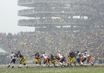 PITTSBURGH - DECEMBER 11: The Pittsburgh Steelers play against the Chicago Bears in heavy snowfall during the NFL game on December 11, 2005 at Heinz Field in Pittsburgh, Pennsylvania. The Steelers won 21-9. (Photo by Ezra Shaw/Getty Images)