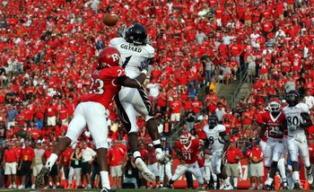 PISCATAWAY, NJ - SEPTEMBER 07:  Mardy Gilyard #1 of the Cincinnati Bearcats makes a catch for a touchdown against Brandon Bing #23 of the Rutgers Scarlet Knights at Rutgers Stadium on September 7, 2009 in Piscataway, New Jersey.   (Photo by Jim McIsaac/Ge