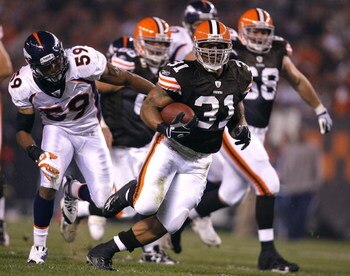 CLEVELAND - NOVEMBER 06:  Jamal Lewis #31 of the Cleveland Browns runs by Wesley Woodyard #59 of the Denver Broncos during the first quarter of their NFL game at Cleveland Browns Stadium November 6, 2008 in Cleveland, Ohio.  (Photo by Matt Sullivan/Getty 