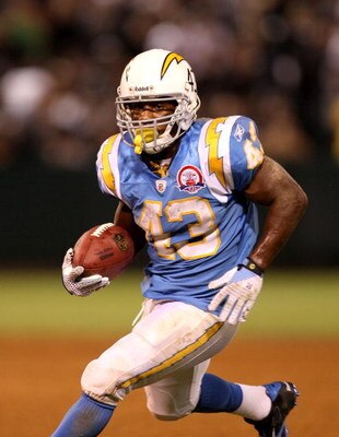 OAKLAND, CA - SEPTEMBER 14:  Darren Sproles #43 of the San Diego Chargers runs with the ball during their game against the Oakland Raiders on September 14, 2009 at the Oakland-Alameda County Coliseum in Oakland, California.  (Photo by Ezra Shaw/Getty Imag