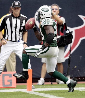 HOUSTON - SEPTEMBER 13:  Running back Thomas Jones #20 of the New York Jets scores on a 38 yard run in the fourth quarter at Reliant Stadium on September 13, 2009 in Houston, Texas.  (Photo by Bob Levey/Getty Images)