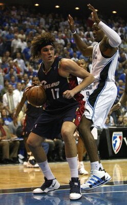 ORLANDO, FL - MAY 30:  Anderson Varejao #17 of the Cleveland Cavaliers handles the ball against Dwight Howard #12 of the Orlando Magic in Game Six of the Eastern Conference Finals during the 2009 Playoffs at Amway Arena on May 30, 2009 in Orlando, Florida