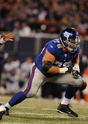 EAST RUTHERFORD, NJ - NOVEMBER 02:  Chris Snee #76 of the New York Giants in action against the Dallas Cowboys during their game on November 2, 2008 at Giants Stadium in East Rutherford, New Jersey.  (Photo by Al Bello/Getty Images)