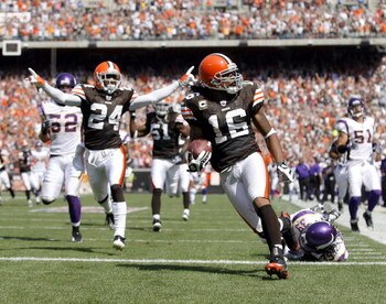 CLEVELAND - SEPTEMBER 13:  Joshua Cribbs #16 of the Cleveland Browns scores a touchdown as Eric Wright #24 celebrates against the Minnesota Vikings at Cleveland Browns Stadium on September 13, 2009 in Cleveland, Ohio.  (Photo by Matt Sullivan/Getty Images