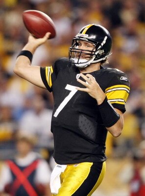 PITTSBURGH - SEPTEMBER 11:  Ben Roethlisberger #7 of the Pittsburgh Steelers passes the ball in the fourth quarter against the Tennessee Titans on September 11, 2009 at Heinz Field in Pittsburgh, Pennsylvania. The Steelers defeated the Titans 13-10 in ove