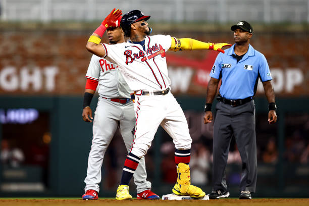 Braves 2B Ozzie Albies fractures right pinky finger, potentially ending  season