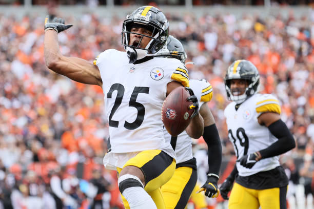 Pittsburgh Steelers safety Miles Killebrew (28) runs for the play during a  NFL football game against the Cincinnati Bengals, Sunday, Sept. 11, 2022,  in Cincinnati. (AP Photo/Emilee Chinn Stock Photo - Alamy