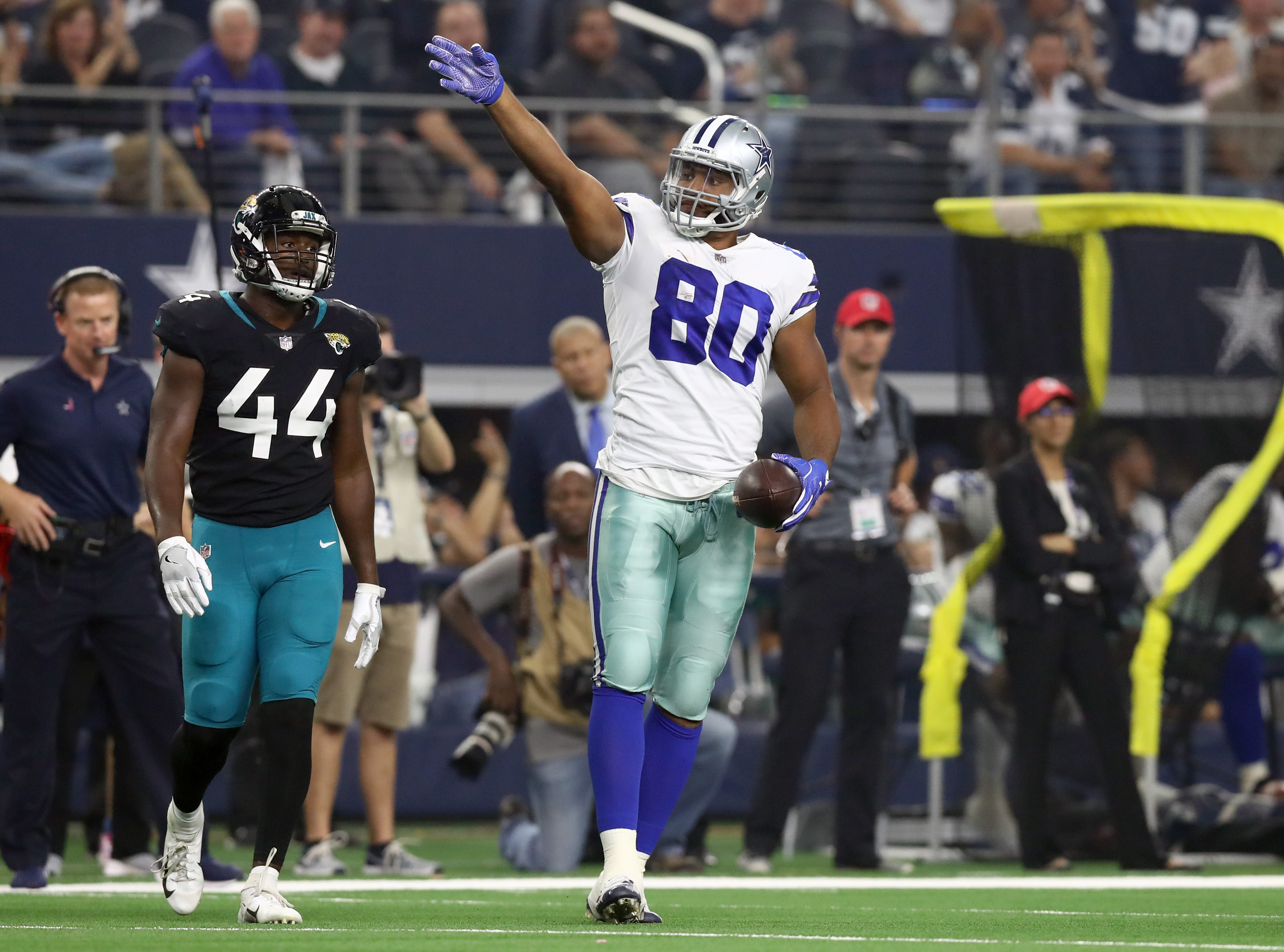 Cowboys' Rico Gathers trying football