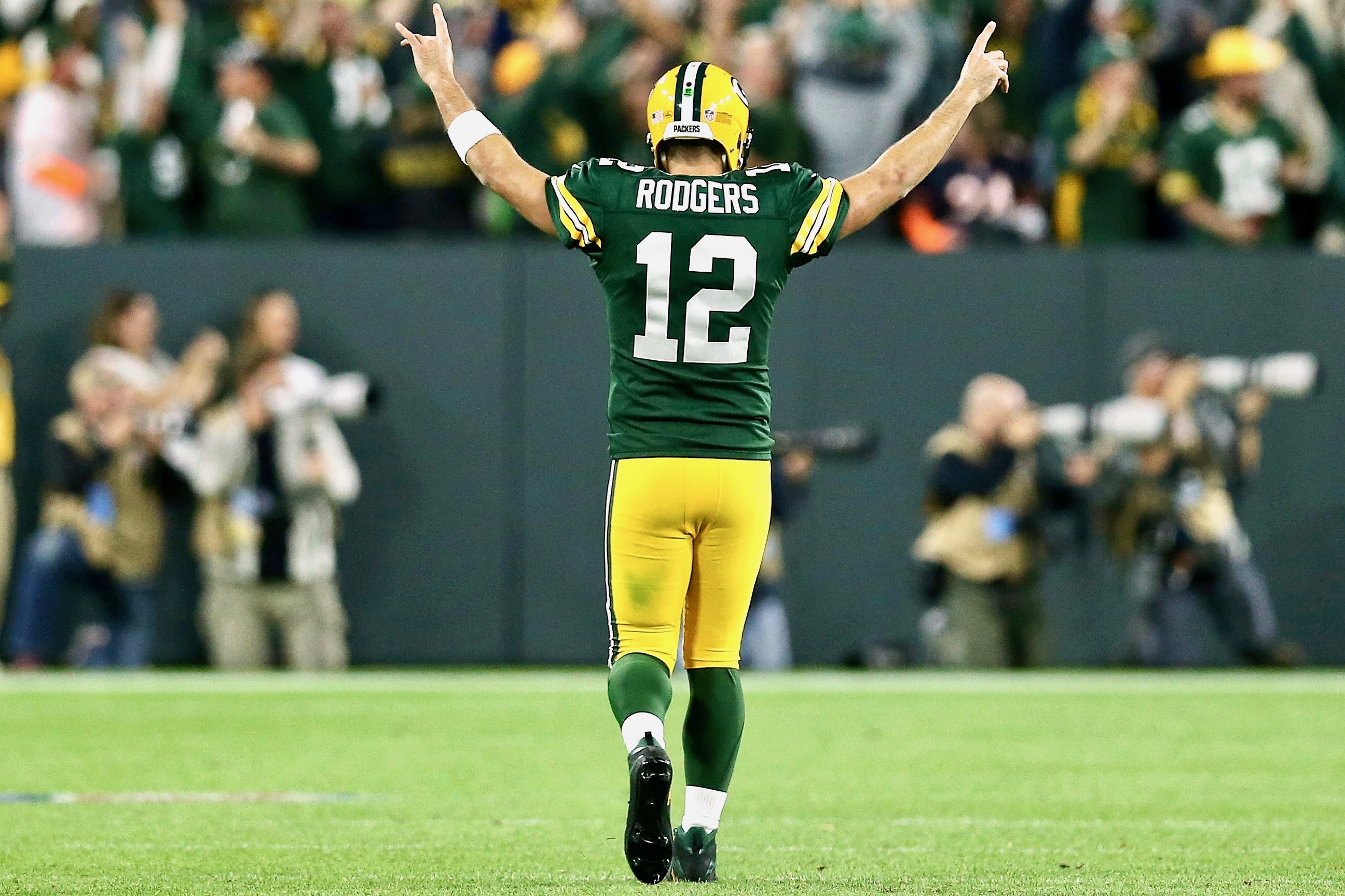 27 September 2010: Green Bay Packers WR, Greg Jennings(85) leaps but can't  catch an Aaron Rodgers pass during their 20-17 loss to the Chicago Bears at  Soldier Field in Chicago, Illinois (Icon