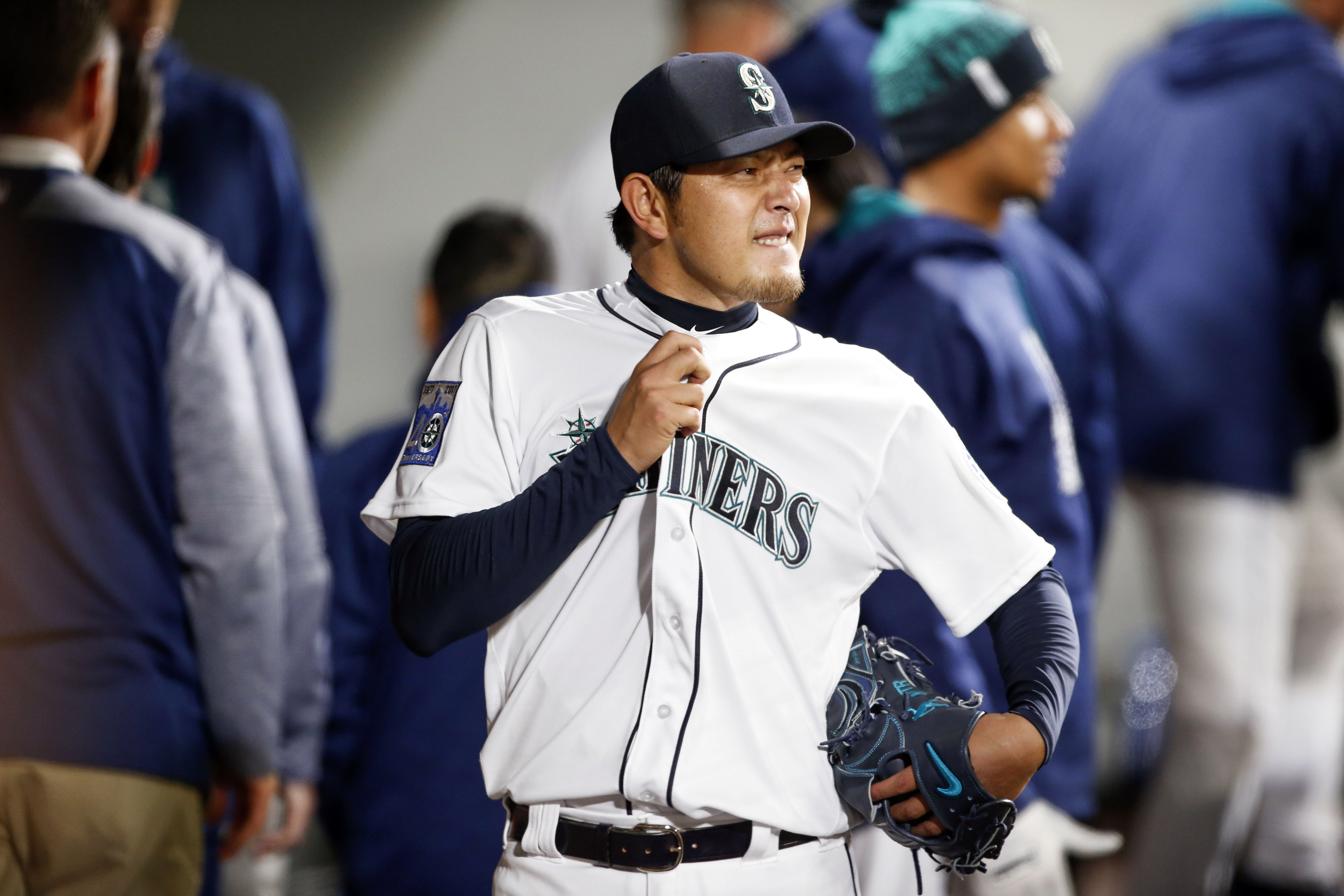 Hisashi Iwakuma, Mariners defeat Rangers 