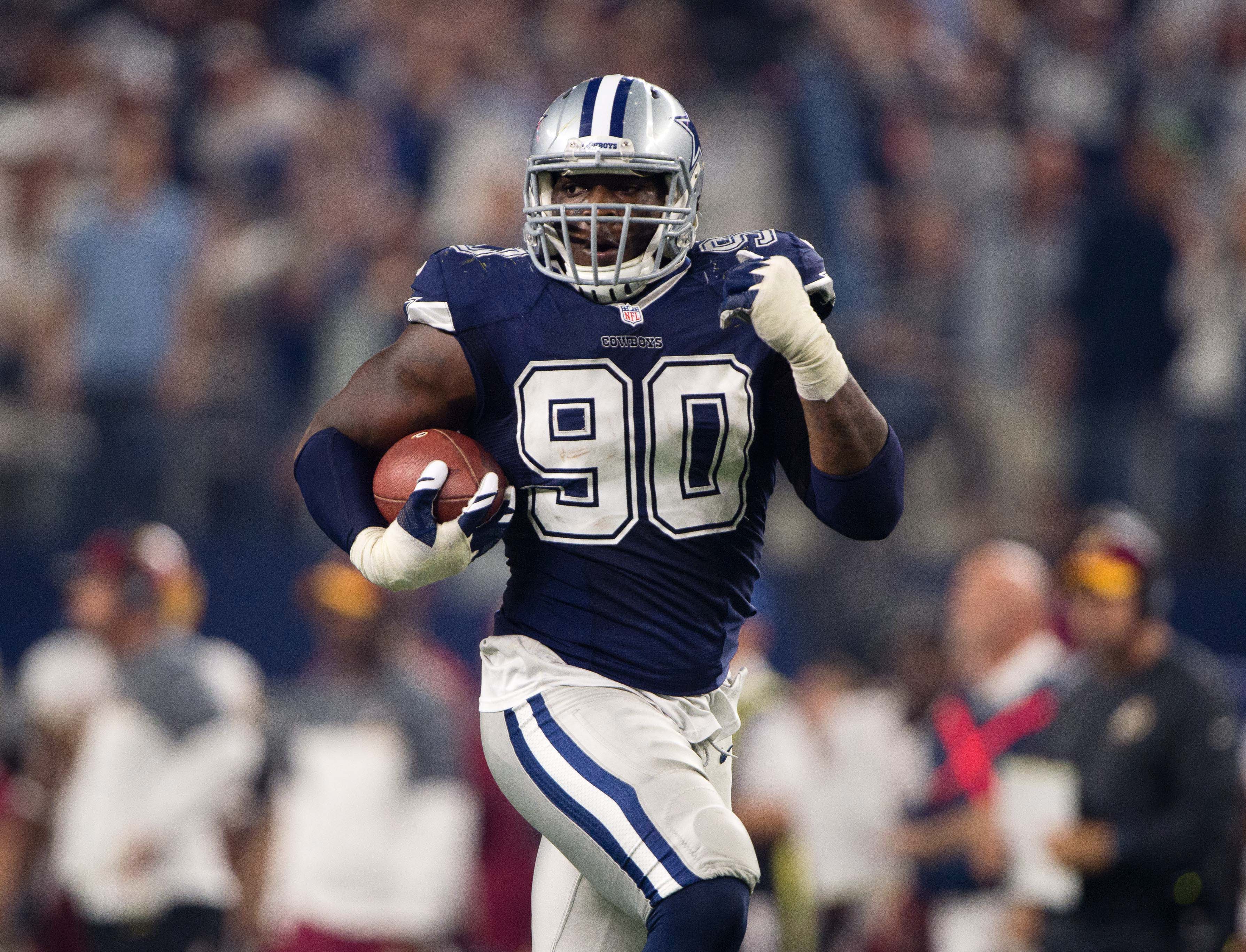 Cowboys DE DeMarcus Lawrence out 6-8 with broken foot