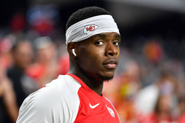 Former All-Pro WR Josh Gordon, who is being reinstated, is planning to sign  with the Kansas City Chiefs, sources tell ESPN's @adamschefter