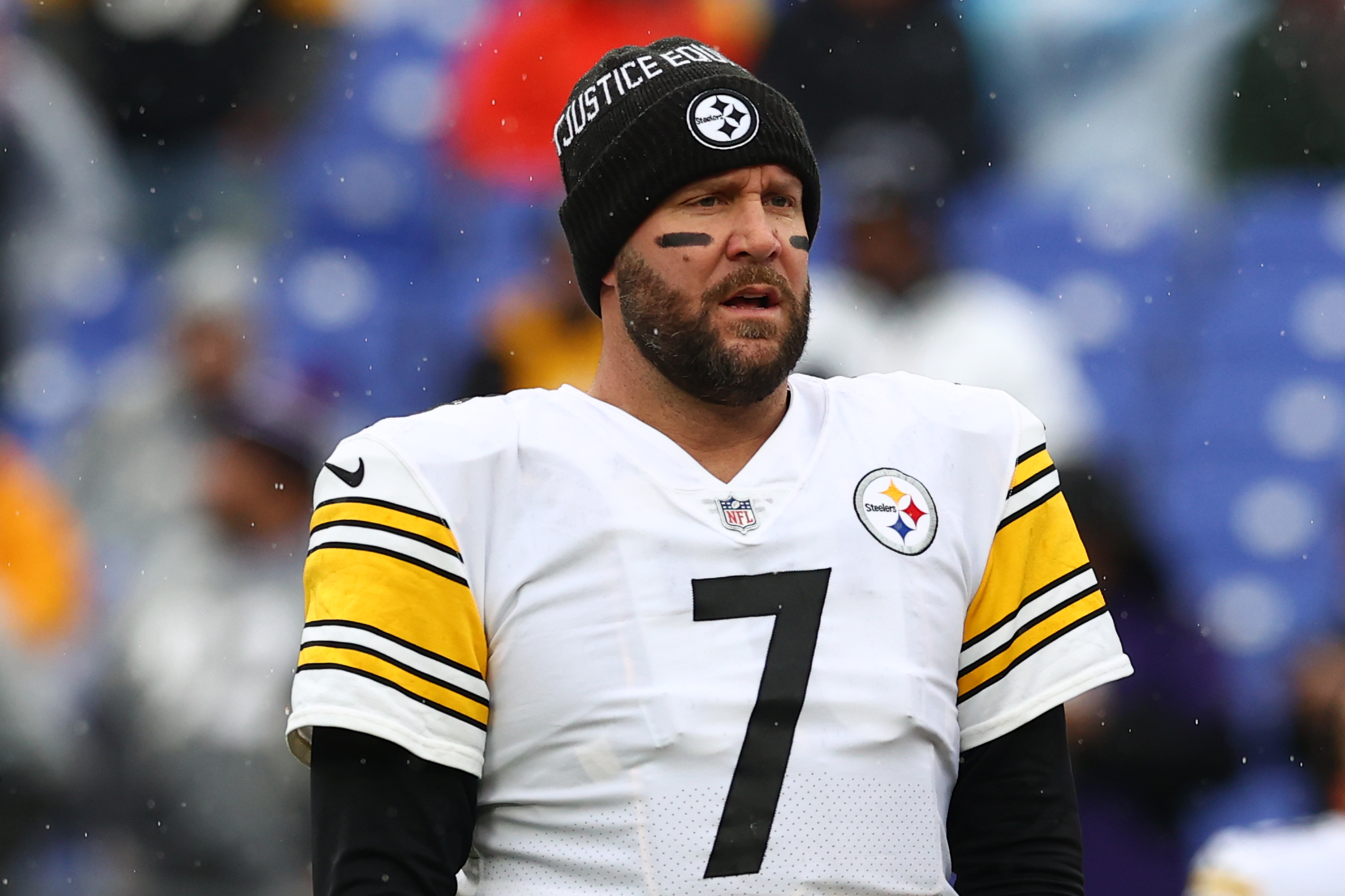 Pat Freiermuth & Ben Roethlisberger share a hug pregame #steelers #nfl 