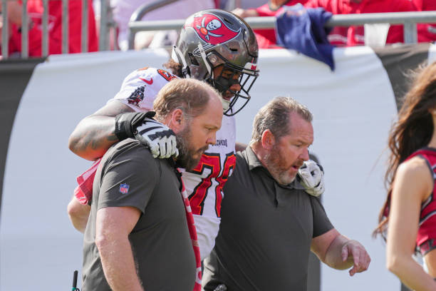 Buccaneers fear C Ryan Jensen has serious knee injury